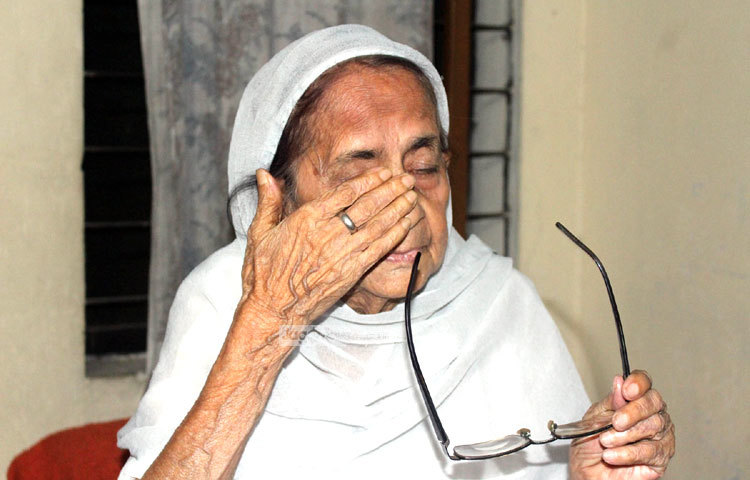 জীবন সংসারের আলো যখন উদ্ভাসিত, ঠিক তখনই ছন্দপতন। স্বামীর মৃত্যুই জীবনযুদ্ধে পরাজিত সৈনিকের রূপ দেয় মিরাকে। ছবি : বিপ্লব দিক্ষিৎ।