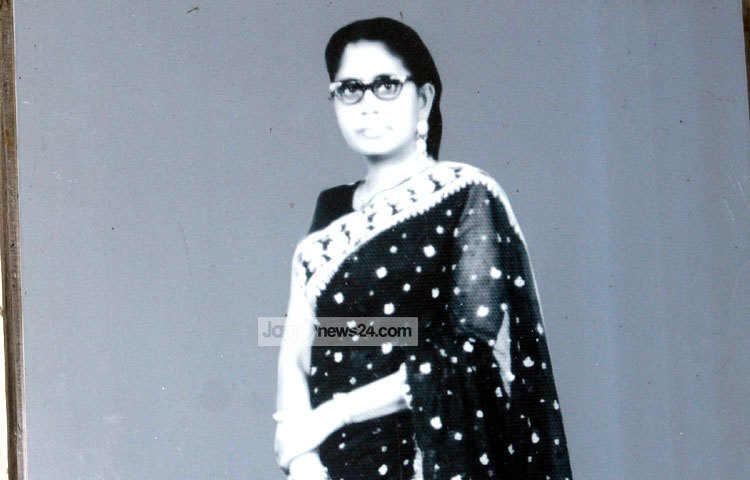 তার একমাত্র ছেলে অপূর্ব হাসান চৌধুরী যুক্তরাষ্ট্রে একটি ব্যাংকে চাকরি করছেন। আর মিরা চৌধুরী আজ ঠাঁই নিয়েছেন প্রবীণ নিবাস কেন্দ্রে। ছবি : বিপ্লব দিক্ষিৎ।