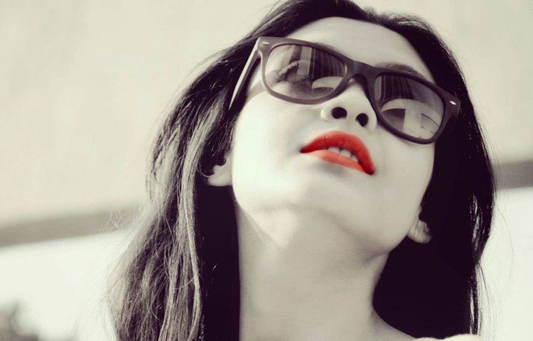 ২০০৯ থেকে ২০১১ সাল পর্যন্ত দীর্ঘ সময় ভারতে জনপ্রিয় ফ্যাশন ম্যাগাজিন সানন্দা পত্রিকার জন্য মডেলিং করেছেন মৌমিতা।