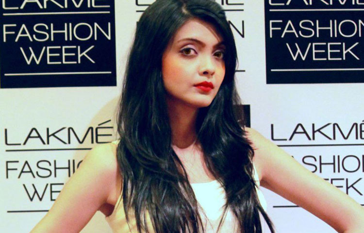 মডেলিং এবং অভিনয় ছাড়াও ছোটবেলা থেকেই নৃত্যশিল্পে প্রশিক্ষণ নিয়েছেন মৌমিতা।