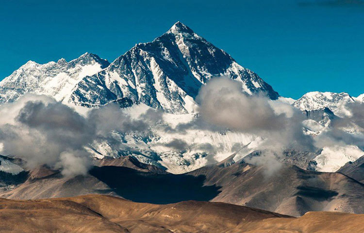 মাউন্ট এভারেস্ট : ভারত, নেপাল, তিব্বত ও চীন এই চার দেশের মানুষ প্রতিনিয়ত মাউন্ট এভারেস্টের সৌন্দর্য উপভোগ করছে।