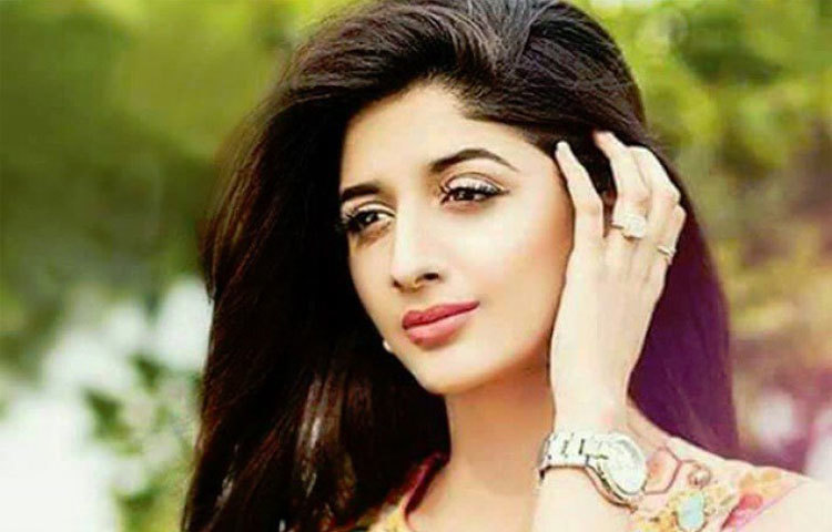 মাওরা হোসেন : থিয়েটারের মঞ্চ থেকে ভিডিও জকি। টিভি সিরিয়ালের পর সিনেমার পর্দা কাঁপাতে দেরি হয়নি মাওরা হোসেনের। পাকিস্তানের পর বলিউডেও &lsquo;সনম তেরি কসম&rsquo; নিয়ে ছবিতে অভিনয় করেছেন।