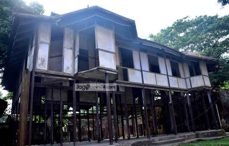 ইতিহাস থেকে জানা যায়, মুর্শিদ কুলি খাঁর কাছ থেকে শ্রীকৃষ্ণ আচার্য্য তার কৃতিত্বের পুরস্কার স্বরূপ বিনোদবাড়ির জমিদারি পান। মুক্তাগাছার আগের নাম ছিল &lsquo;বিনোদবাড়ী&rsquo;। ছবি : মাহবুব আলম।