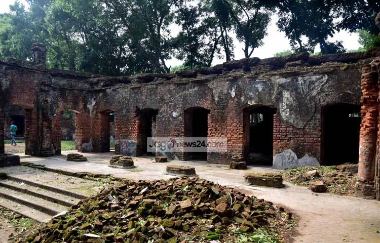 মুক্তাগাছার জমিদারের পূর্বপুরুষরা ছিলেন বগুড়ার অধিবাসী। জমিদার শ্রীকৃষ্ণ আচার্য্য প্রথম বগুড়া থেকে নৌকাযোগে ব্রহ্মপুত্র পাড়ি দিয়ে ময়মনসিংহে আসেন। ছবি : মাহবুব আলম।