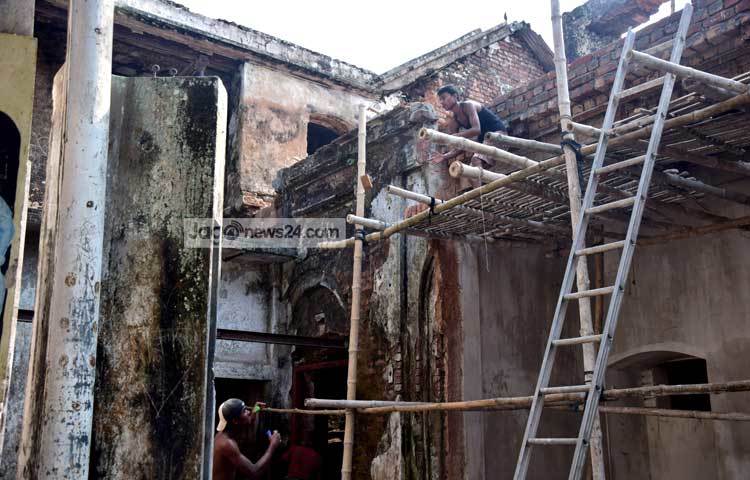 প্রায় ৩০০ বছরের প্রাচীন এই জমিদারবাড়িটি এখন ভগ্নপ্রায়, তবুও সগর্ভে জানান দিয়ে যায় আমাদের ঐতিহ্যকে। বহু বছর&nbsp; কেটে গেছে, মুক্তাগাছা জমিদারবাড়ি হারিয়েছে আগের সেই ঐশ্বর্য, কোনোভাবে টিকে আছে যেন। বর্তমানে এ বাড়িটির সংস্কার কাজ চলছে। ছবি : মাহবুব আলম।