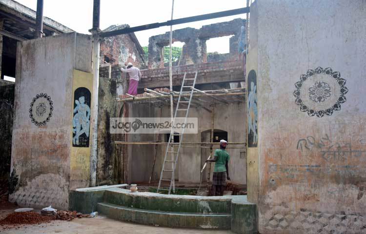 রাজবাড়ির সামনে গেলেই চোখে পড়বে ধূসর দরজা। একসময় এই দরজাটিই ছিল সিংহ দরজা, যা সময়ের পরিক্রমায় পরিণত হয়েছে একটি ভগ্ন দরজায়। ছবি : মাহবুব আলম।