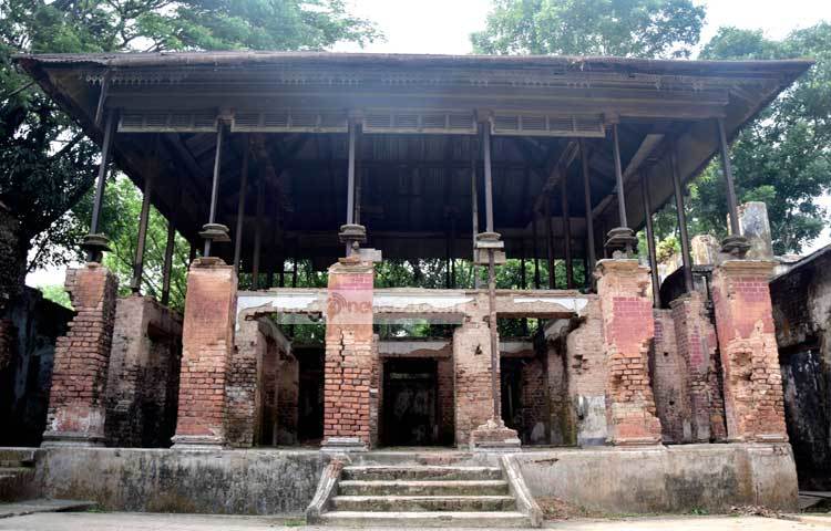 প্রতিদিন দেশের বিভিন্ন স্থান থেকে মুক্তাগাছায় পর্যটকরা আসছেন। এখানে এসে তারা ইতিহাসের পুরোনো দিনে ফিরে যান। ছবি : মাহবুব আলম।