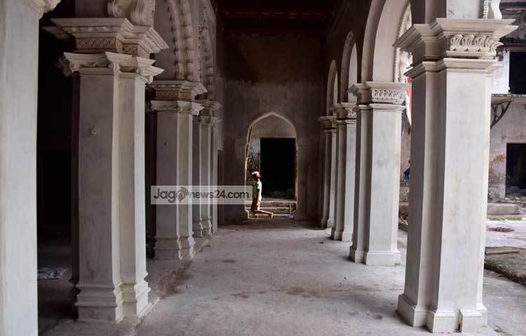 রাজবাড়ির মূল ফটক বা সিংহ দরজা দিয়ে প্রবেশ করলেই চোখে পড়বে বেশ কিছু খালি ফোকর। সেখানে ছিল সিমেন্ট, চিনামাটি ও মূল্যবান পাথরে তৈরি সিংহ। ছবি : মাহবুব আলম।