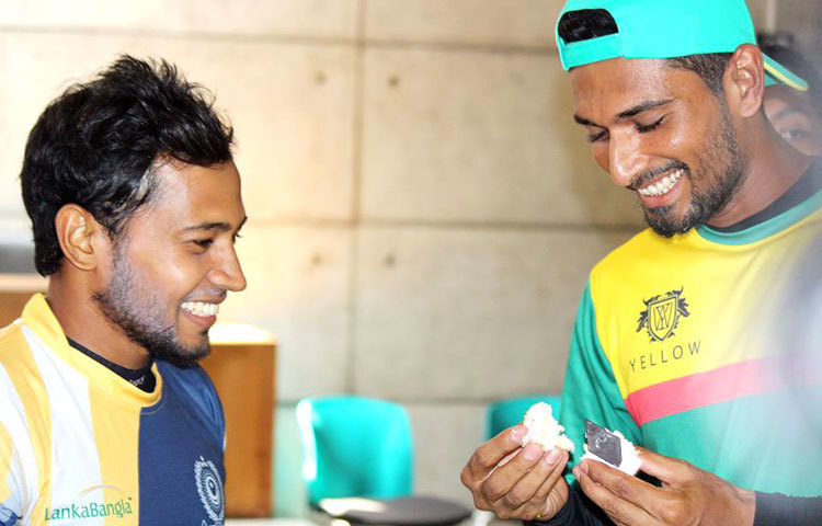 জন্মদিনে শুভেচ্ছা জানাতে এসেছেন মুশফিকের সতীর্থ ও ভায়রা মাহমুদ উল্লাহ রিয়াদ। ছবি : ফেসবুক।