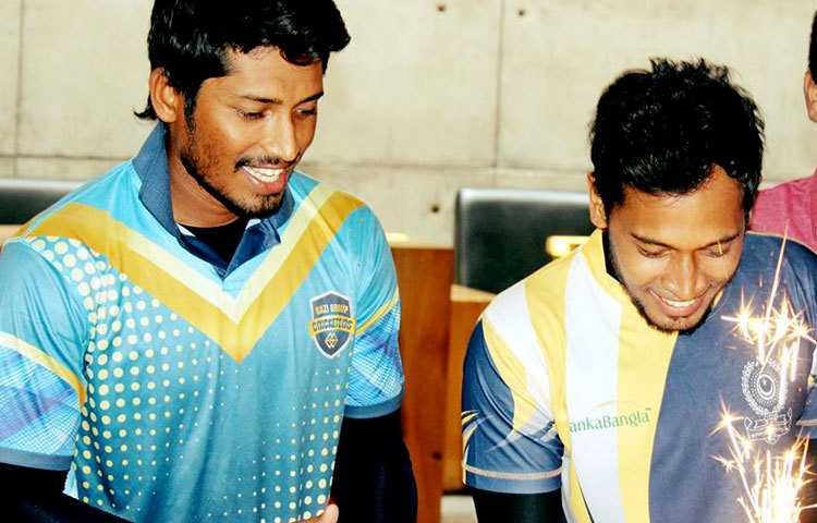 জন্মদিনের কেক কাটার সঙ্গী হয়েছেন এনামুল হক বিজয়। ছবি : ফেসবুক।