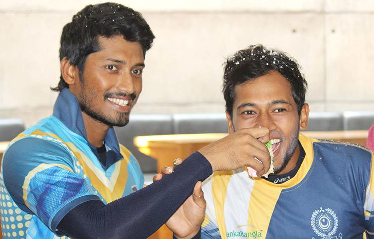 মুশফিকের মুখে কেক তুলে দিচ্ছেন এনামুল হক বিজয়। ছবি : ফেসবুক।