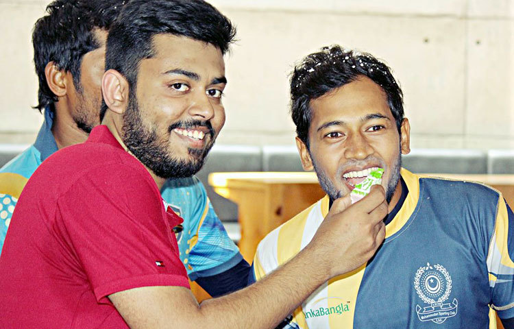 মুশফিকের জন্মদিনে শুভেচ্ছা জানাতে এসেছেন তার শুভাকাঙ্খীরা। ছবি : ফেসবুক।