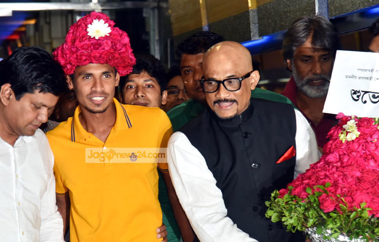 ফুলেল শুভেচ্ছায় মুস্তাফিজকে বরণ করে নেওয়া হচ্ছে। ছবি : বিপ্লব দিক্ষিৎ।