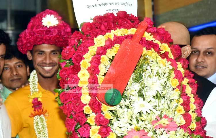 গোলাপের সঙ্গে মুস্তাফিজের প্রিয় ব্যাট-বলের শুভেচ্ছা। এমন শুভেচ্ছায় মুস্তাফিজের আনন্দ যেন আর ধরে না। ছবি : বিপ্লব দিক্ষিৎ।