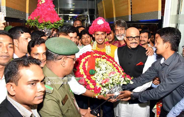 মুস্তাফিজকে শুভেচ্ছা জানাতে বিমান বন্দরে এসেছেন যুব ও ক্রীড়া উপমন্ত্রী আরিফ খান জয়। ছবি : বিপ্লব দিক্ষিৎ।