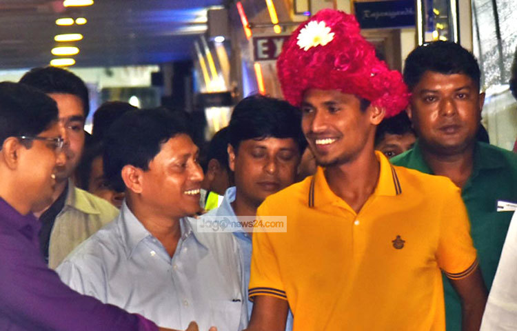 সবার সঙ্গে করমর্দন করছেন মুস্তাফিজ। ছবি : বিপ্লব দিক্ষিৎ।