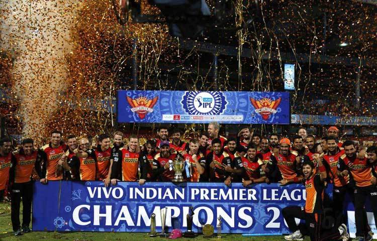 এবারই প্রথম আইপিএলের শিরোপা জিতল সানরাইজার্স হায়দরাবাদ। স্বপ্নের ট্রফি নিয়ে নতুন চ্যাম্পিয়নদের উল্লাস। এ যেন আনন্দের বাঁধ ভেঙেছে।