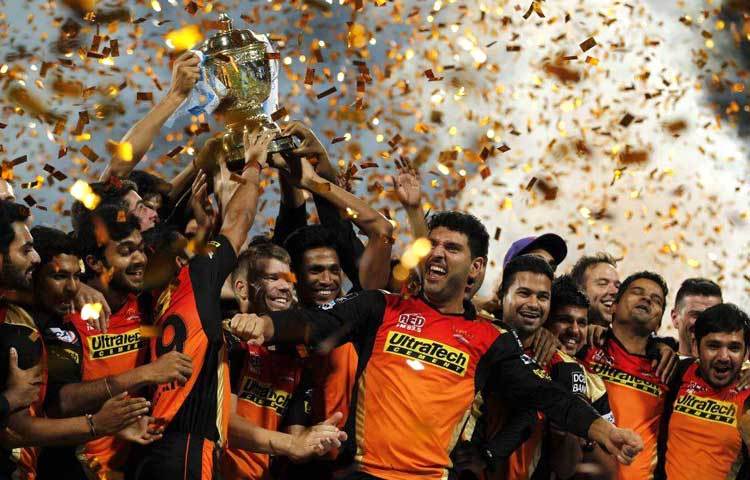 বিজয় উল্লাসের উৎসবের মধ্যমণি ওয়ার্নার-মুস্তাফিজ-যুবরাজ। দলের সাফল্যে তিনজনেরই বিশাল অবদান রয়েছে। প্রথমবার আইপিএলের ফাইনালে উঠেই শিরোপার মধুর স্বাদ পেয়েছে সানরাইজার্স হায়দরাবাদ।