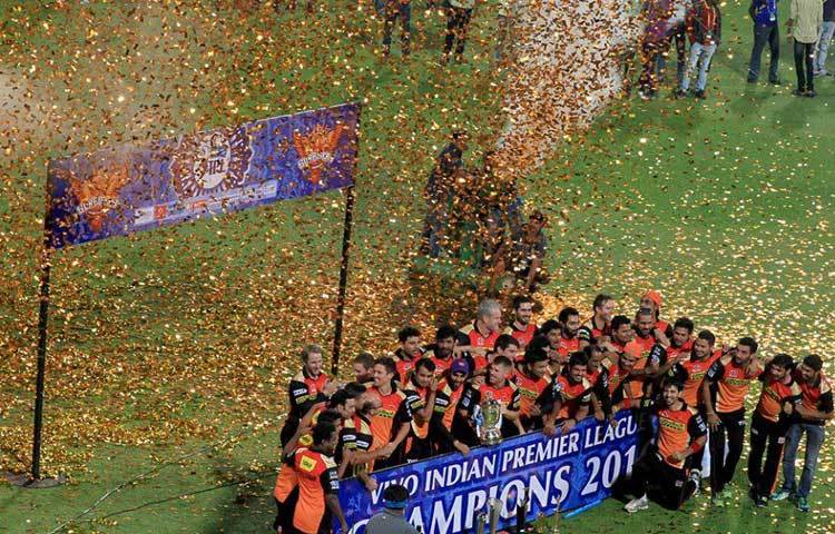 কনফেত্তি উড়িয়ে, ধোঁয়ায় ভেসে হায়দরাবাদের খেলোয়াড়রা মেতে উঠেছেন উৎসবে।