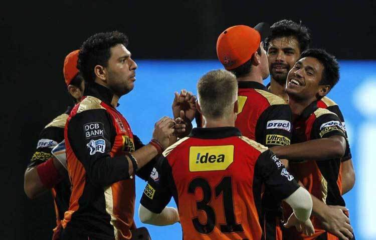 ফাইনালে রয়্যাল চ্যালেঞ্জার্স ব্যাঙ্গালোরের একটি উইকেট পতনের পর সতীর্থদের সঙ্গে মুস্তাফিজের আনন্দ উদযাপন।