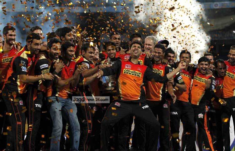 আনন্দে মেতেছেন যুবরাজ সিং। সঙ্গে সতীর্থরাও।