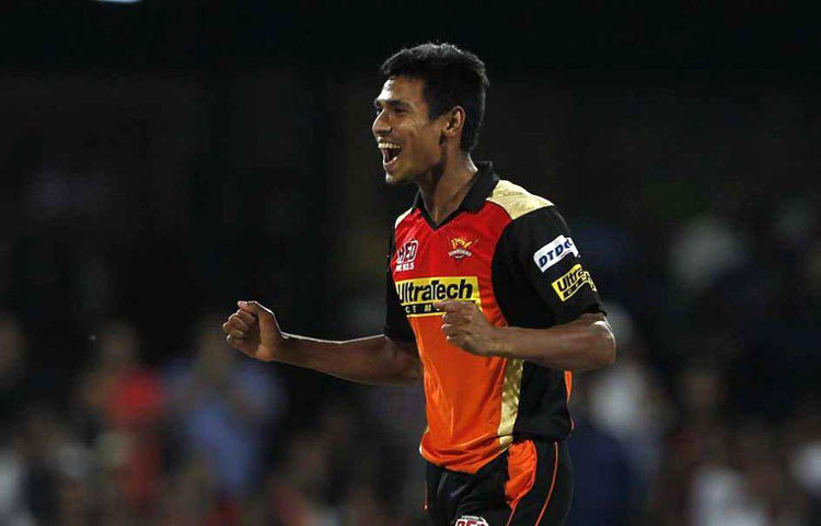 চেনা ভঙ্গিতে মুস্তাফিজের আনন্দ প্রকাশ। বিজয়ের আনন্দে ছুটে চলছেন তিনি।