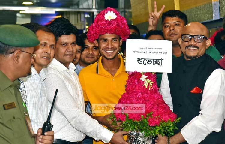 সোমবার ( ৩০ মে) রাত সাড়ে ১০টায় হজরত শাহজালাল আন্তর্জাতিক বিমান বন্দরে অবতরণ করেন মস্তাফিজুর রহমান।&nbsp; দেশসেরা এ পেসারকে প্রধানমন্ত্রীর তরফ থেকে সংবর্ধনা জানাতে আসেন যুব ও ক্রীড়া উপমন্ত্রী আরিফ খান জয়। ছবি : বিপ্লব দিক্ষিৎ।