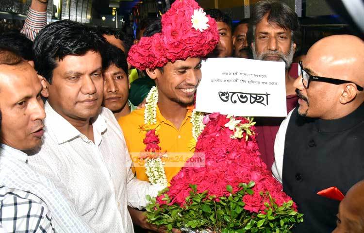 প্রধানমন্ত্রীর পক্ষ থেকে ফুলেল শুভেচ্ছায় আবেগাপ্লুত মুস্তাফিজ। ছবি : বিপ্লব দিক্ষিৎ।