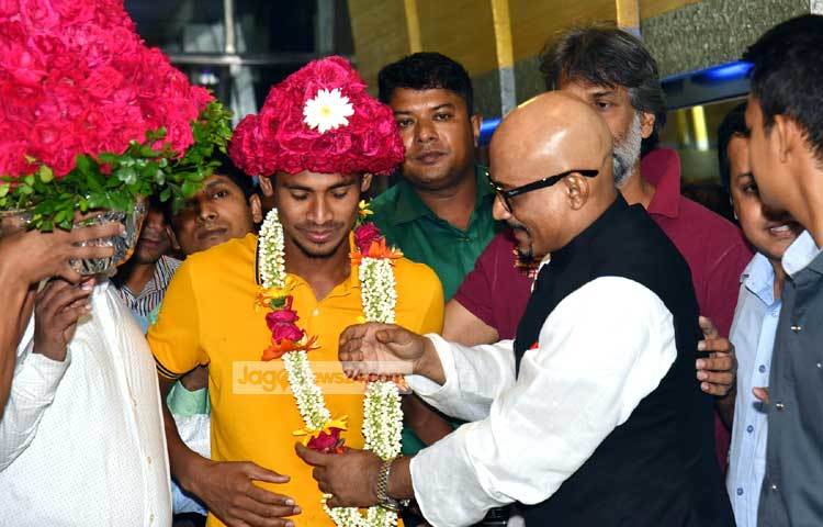 প্রধানমন্ত্রীর পক্ষ থেকে শুভেচ্ছা পেয়ে মুস্তাফিজ অনুভূতি প্রকাশের ভাষা বুঝি হারিয়ে ফেলেছেন। ছবি : বিপ্লব দিক্ষিৎ।