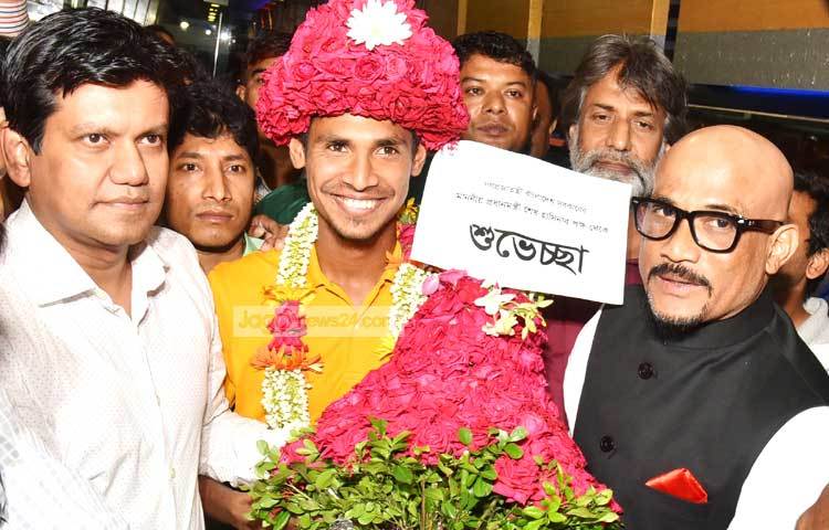 লাল গোলাপের মুকুট পরিহিত হাস্যোজ্জ্বল মুস্তাফিজ। ছবি : বিপ্লব দিক্ষিৎ।