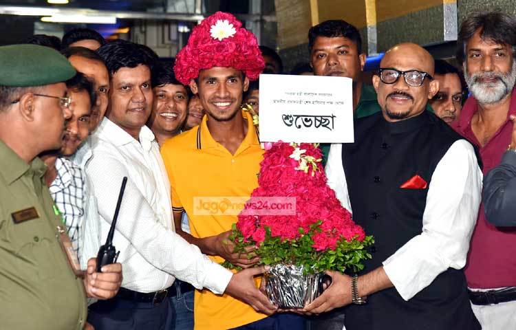 সবার সঙ্গে ফটোসেশনে মুস্তাফিজ। ছবি : বিপ্লব দিক্ষিৎ।