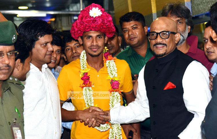 শুভেচ্ছা জানাতে এসে উপমন্ত্রী জানান, মুস্তাফিজকে শিগগিরই রাষ্ট্রীয় পদক দেয়া হবে। ছবি : বিপ্লব দিক্ষিৎ।