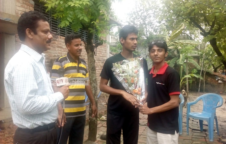 ক্রিকেটের বিস্ময়বালক মুস্তাফিজুর রহমান ভারত থেকে দেশে ফিরে গ্রামের বাড়িতে গেলে সবাই তাকে এক নজর দেখতে আসছে।