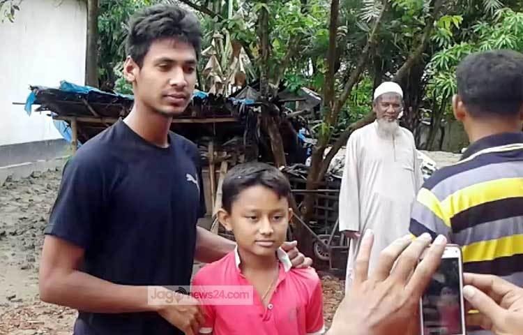 এক ক্ষুদে ভক্তের সঙ্গে ছবি তুলছেন মুস্তাফিজ।