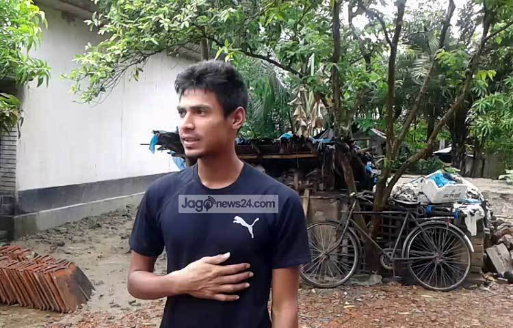 বাড়ির আঙিনায় মুস্তাফিজুর রহমান আপন মনে ঘোরাফেরা করছেন।