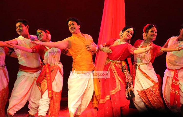 জন্মদিনে শিল্পী মুস্তাফা মনোয়ারকে শুভেচ্ছা জানিয়ে নৃত্য পরিবেশন করছেন শিল্পীরা। ছবি : মাহবুব আলম।