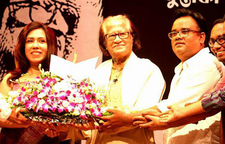 মুস্তাফা মনোয়ারকে জন্মদিনের শুভেচ্ছা জানাচ্ছেন ডিরেক্টরস গিল্ডের সদস্যরা। ছবি : মাহবুব আলম।