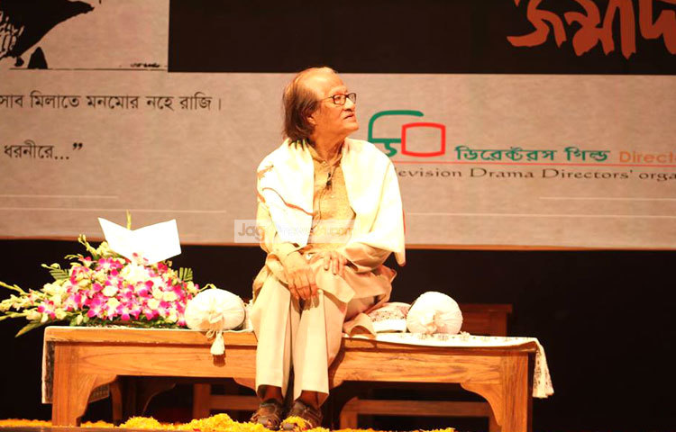 জন্মদিনের অনুষ্ঠানে আপন ভুবনে হারিয়ে গেছেন শিল্পী মুস্তাফা মনোয়ার। ছবি : মাহবুব আলম।