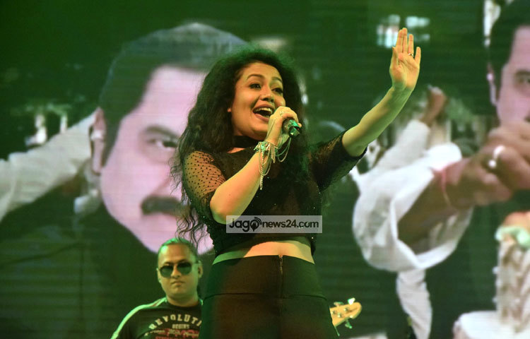 ভারতীয় খ্যাতিমান সংগীতশিল্পী নেহা কাক্কার গতকাল রাতে (৩০ অক্টোবর) ঢাকাই দর্শকদের গানে গানে মুগ্ধ করেছেন। ছবি : মাহবুব আলম।