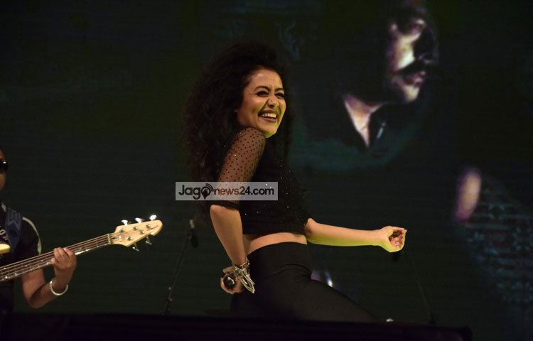 রাজধানীর বসুন্ধরা আন্তর্জাতিক কনভেনশন সেন্টারে নেহা কাক্কার লাইভ কনসার্টে দর্শক শ্রোতাদের মাতাচ্ছেন নেহা কাক্কার। ছবি : মাহবুব আলম।