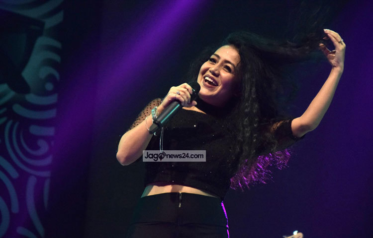 গান পরিবেশনে মগ্ন রয়েছেন নেকা কাক্কার। ছবি : মাহবুব আলম।