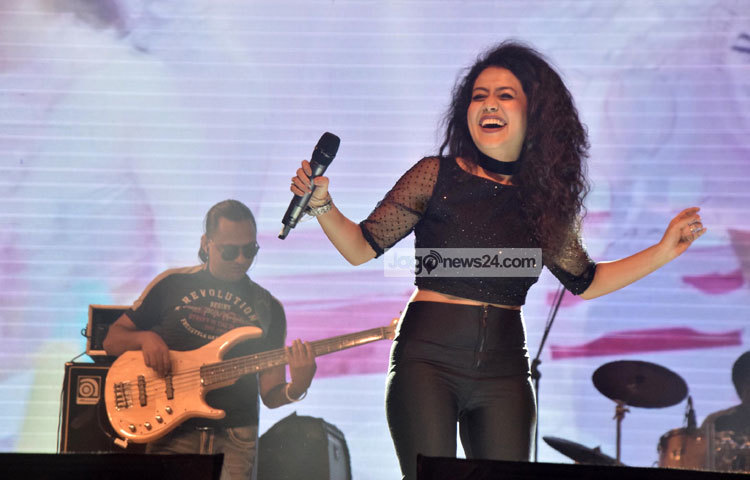 প্রায় আড়াই হাজার দর্শক শ্রোতা নেহার গানের সঙ্গে সুর মিলিয়ে গান গাওয়ার পাশাপাশি নৃত্যেও অংশ নিয়েছেন। ছবি : মাহবুব আলম।