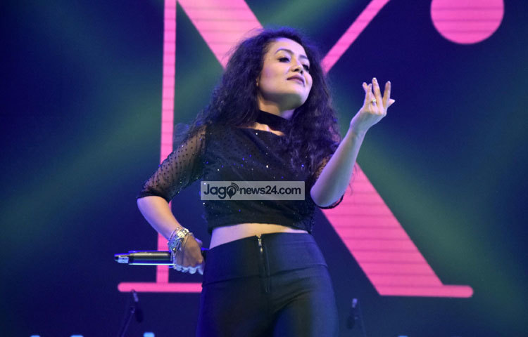 নেহা কাক্কার কনসার্টের মাঝামাঝি সময়ে এদেশে তার অসংখ্য ফ্যান ও তারা গানের সমঝদার তা বুঝে নিয়েছেন। ছবি : মাহবুব আলম।