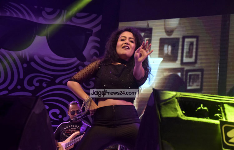 সংগীত পরিবেশনের একপর্যায়ে নেহা বলেন, তিনি বিশ্ব দরবারে বাংলাদেশের এতো সুন্দর দর্শক শ্রোতাদের সম্পর্কে বলতে চান। ছবি : মাহবুব আলম।