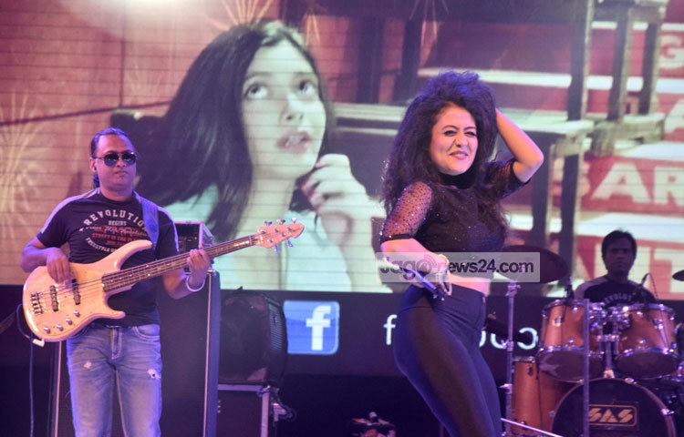 নেহা তার নিজস্ব টিমকে ভিডিওতে দর্শক শ্রোতাদের গানের সঙ্গে কোরাস মিলিয়ে গান গাওয়া ও নাচের দৃশ্য ভিডিও করতে অনুরোধ জানান। ছবি : মাহবুব আলম।