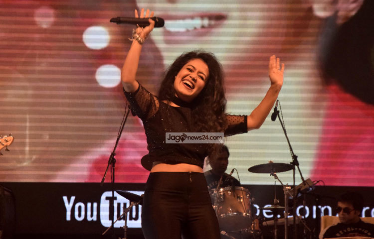 তিনি দর্শক শ্রোতাদের উদ্দেশ্যে বলেন, যাদের হাতে স্মার্ট ফোন সেট রয়েছে তারা আলো জ্বেলে রাখুন। ছবি : মাহবুব আলম।