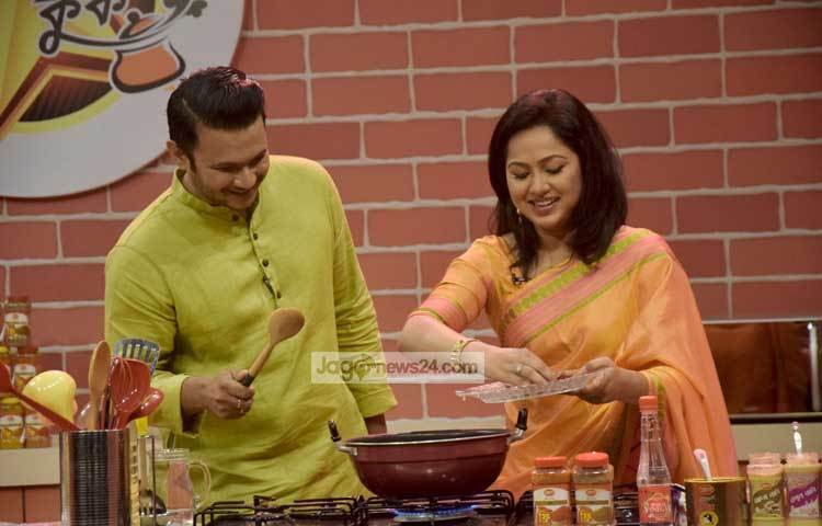রান্নায় নাঈম নাদিয়াকে, না কী নাদিয়া নাঈমকে সাহায্য করছেন! এ প্রশ্নের উত্তর না খুঁজে দেখা যাক রান্নাটা কেমন হয়। ছবি : মাহবুব আলম।