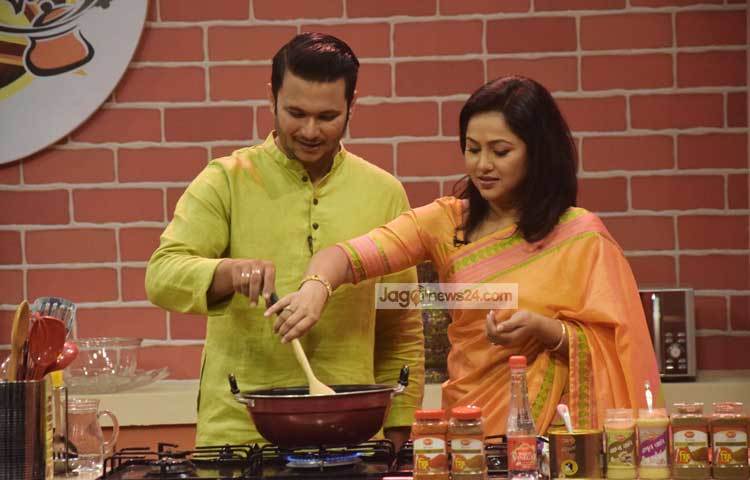 অনুষ্ঠানের দৃশ্য ধারণের সময় জাগো নিউজের ক্যামেরায় বন্দী হয়েছেন নাদিয়া নাঈম। ছবি : মাহবুব আলম।