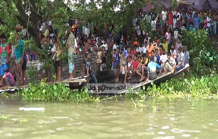 নরসিংদীর রায়পুরা উপজেলার আড়িয়াল খাঁ নদে ট্রলারডুবিতে&nbsp; ৯ জনের মৃত্যু হয়েছে। তবে মৃতের সংখ্যা আরো বাড়তে পারে বলে জানা গেছে।