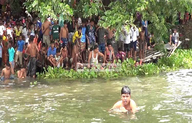 আজ শনিবার বেলা পৌনে ১২টার দিকে এ দুর্ঘটনা ঘটে। উদ্ধার কাজ চালানোর জন্য ফায়ার সার্ভিসকে ডাকা হয়েছে।